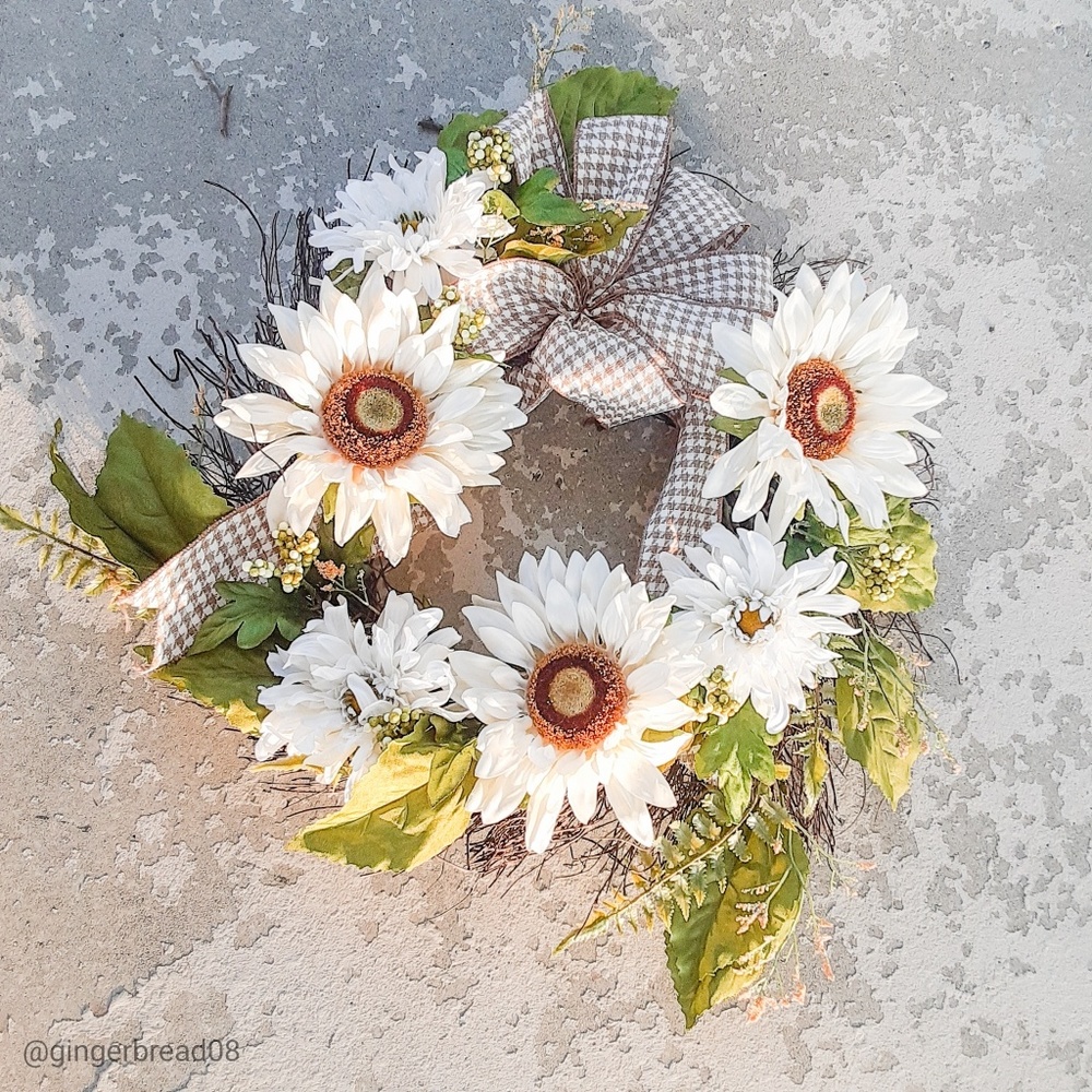 🌻🌷🌼22" White Sunflowers, Daisy & Gerbera Wreath